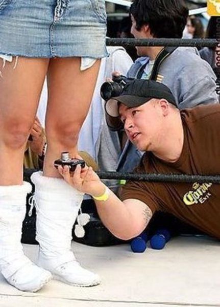 man_taking_upskirt_photo_02
