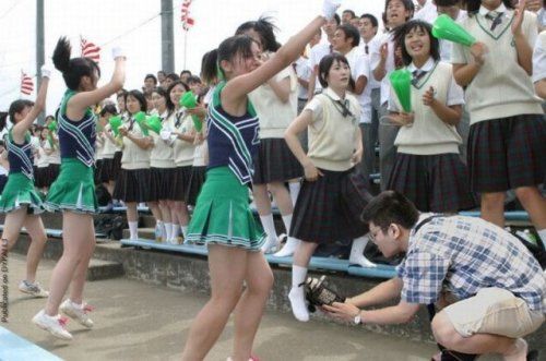man_taking_upskirt_photo_04