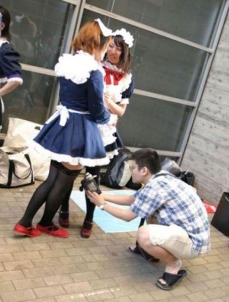 man_taking_upskirt_photo_07
