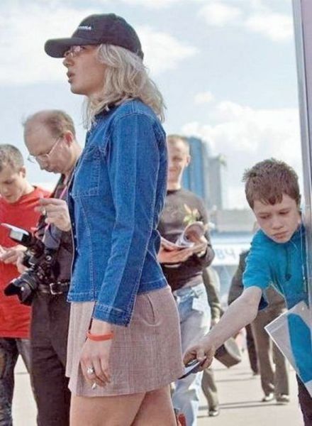 man_taking_upskirt_photo_13