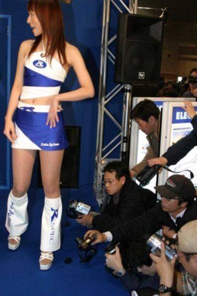 man_taking_upskirt_photo_16