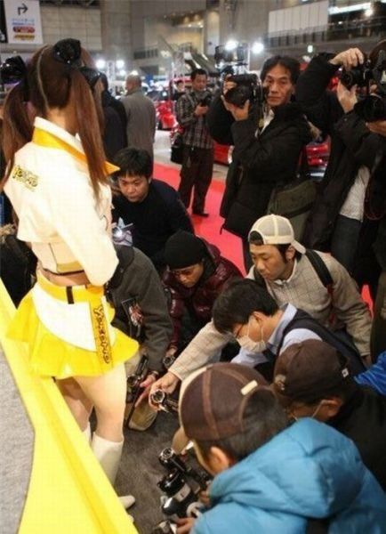 man_taking_upskirt_photo_17