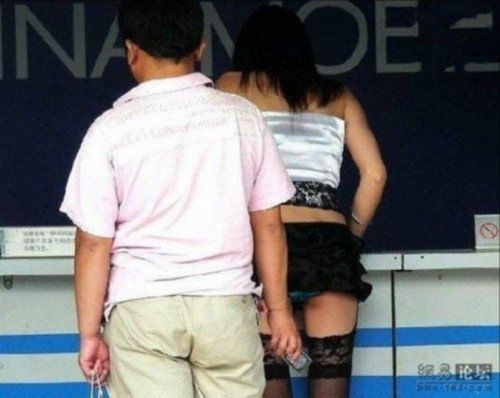 man_taking_upskirt_photo_25