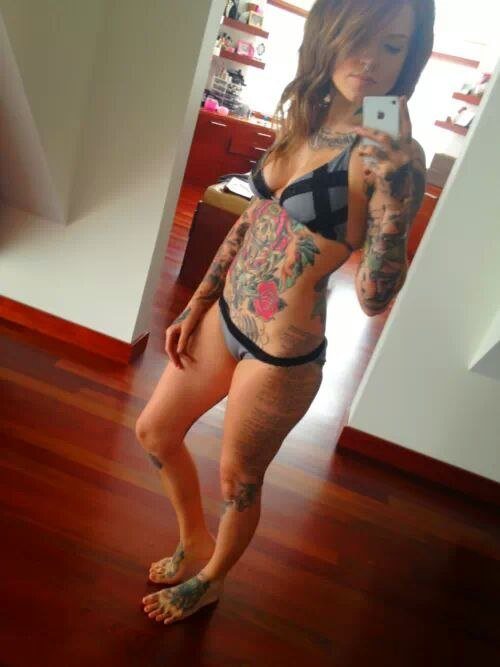 girls_posing_for_selfie__02