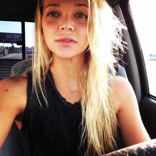 girls_posing_for_selfie__07