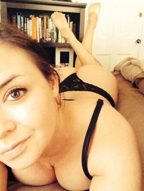 girls_posing_for_selfie__40